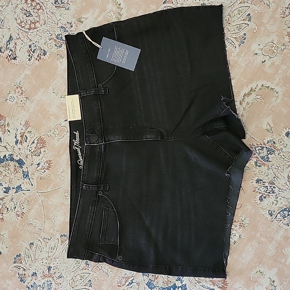Universal Thread black midi shorts Power stretch cutoff denim 5 pocket 18W NEW…